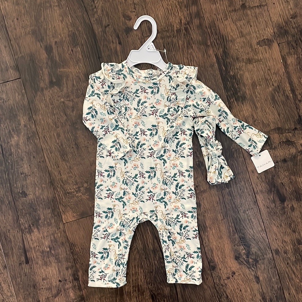 NWT 🫶🏼 TAHARI BABY CHRISTMAS ROMPER WITH BOW 3-6 MONTHS